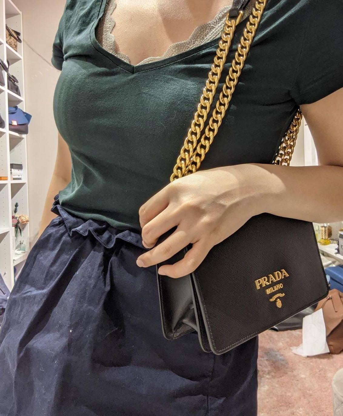 Prada Handbag/手袋 （分類：多用途袋）位於 Hong Kong。 由 car_hk2023 提交（商品編號 1079882925，圖片 5）。簡介： _ 𝑷𝒓𝒂𝒅𝒂 𝑪𝒓𝒐𝒔𝒔𝒃𝒐𝒅𝒚⁣⁣ 𝑯𝑲𝑫 5949 #prada⁣ #pradacrossbodybag⁣ #pradacrossbody ⁣ #pradahandbag ⁣ #pradahandbags ⁣ #pradabag⁣ #pradabags ⁣ #prada代購⁣ #pradacrossbody代購 #prada手袋⁣ #prada手袋代購⁣ #prada袋⁣ #prada袋代購⁣ #prada斜孭袋 ⁣ #意大利代購⁣ #香港代購⁣ #名牌代購⁣ #italy⁣ #igshop⁣⁣ #pradacarrrrhk⁣ #carrrrhkprada 。