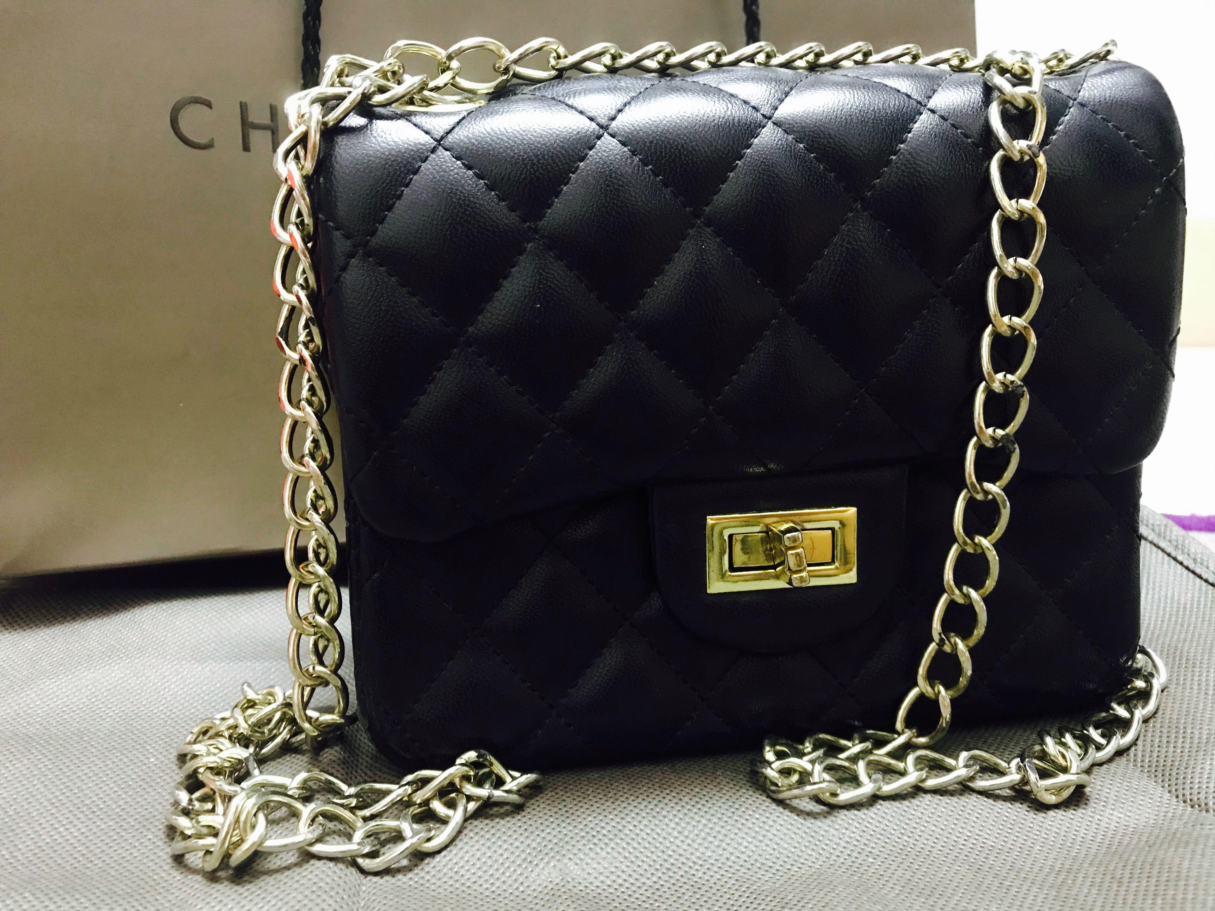 Twist lock quilted outlet chain bag