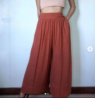 (Category: ) located in . Submitted by gabby.declutters (Listing ID 1079894138, Image 1). Description: .