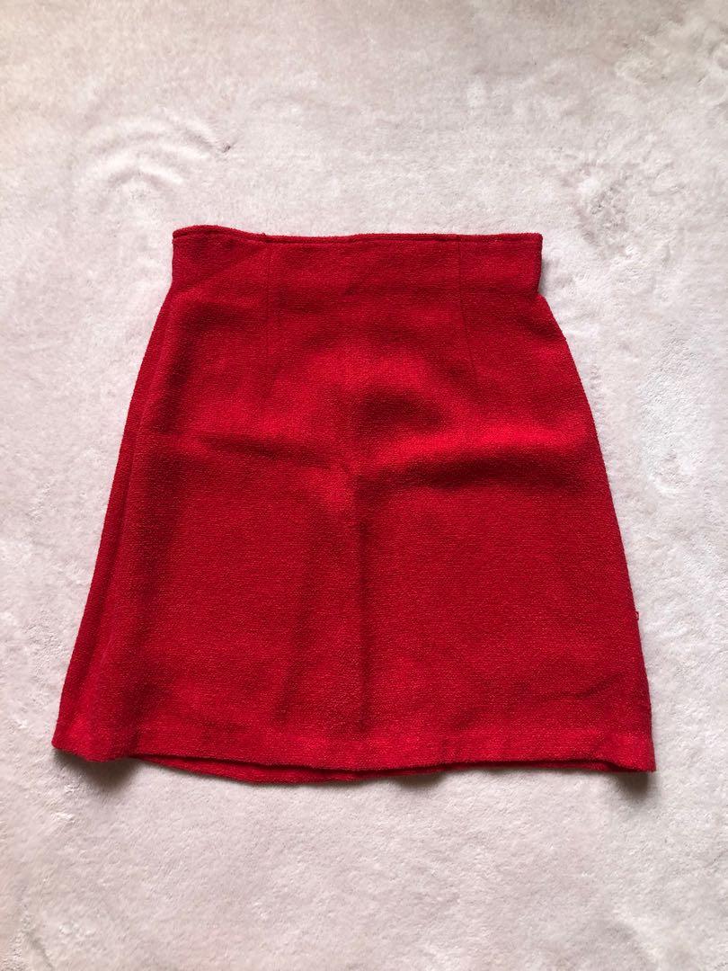 Red Skirt (Category: Skirts) located in Makati City. Submitted by argin (Listing ID 1079939543, Image 1). Description: Unbranded Zipped closure at the back Not stretchable Bright red color No visible flaws RFS: Decluttering.