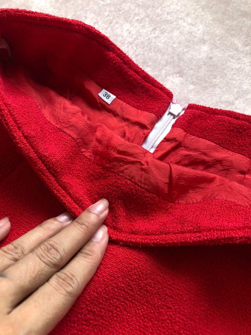 Red Skirt (Category: Skirts) located in Makati City. Submitted by argin (Listing ID 1079939543, Image 2). Description: Unbranded Zipped closure at the back Not stretchable Bright red color No visible flaws RFS: Decluttering.