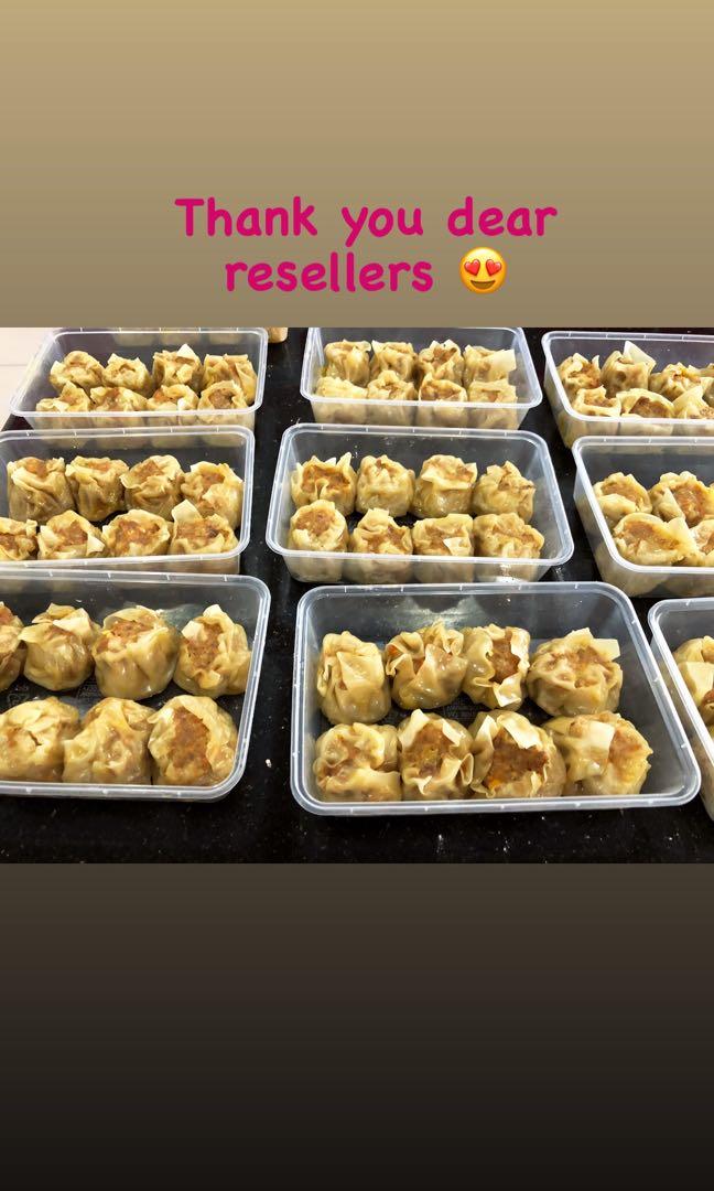 Siomai/ siopao/ black gulaman (Category: Local Eats) located in Manila. Submitted by k_jone (Listing ID 1079891599, Image 3). Description: #siomainiyeye #siopaoniyeye #blackgulaman Hello Taokes! Try our homemade Cantonese style siomai and siopao 🤩 SOON!! For vegetarian siomai and siopao (for VEGAN) 🤍 For siomai: Pork siomai 8 pcs (1 tub with special sauce) PhP80 Pork and Shrimp siomai 8 pcs ( 1 tub with special sauce) PhP120 For siopao: Jumbo B