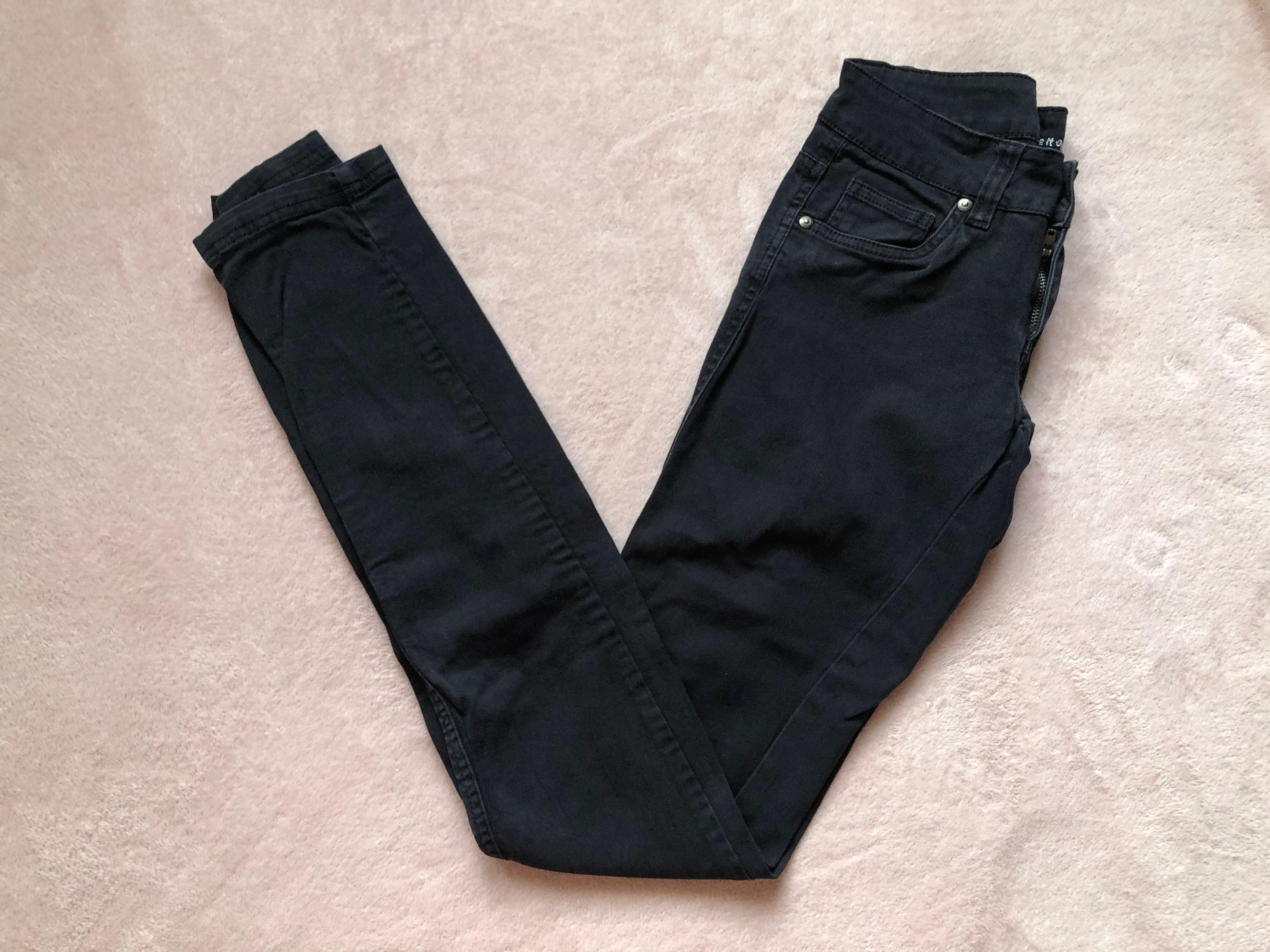 Black jeans (Category: Jeans) located in Makati City. Submitted by argin (Listing ID 1080169646, Image 1). Description: Hipster style Skinny fit Flaws: faded button, see last photo RFS: Decluttering .