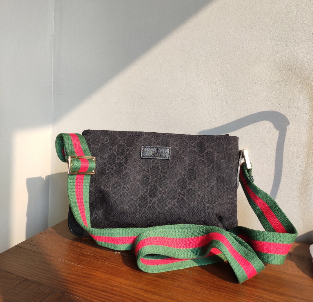 Gucci web hot sale strap messenger bag