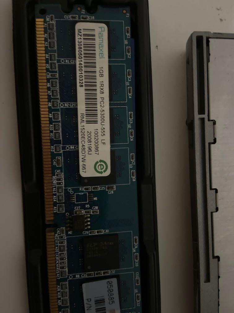 Computer RAM (Category: Computer Parts) located in Singapore. Submitted by frosty.falcon (Listing ID 1080290543, Image 2). Description: Hynix 512MB DDR x 2 Ramaxel 1gb PC2 Nanya pc2 256mb.