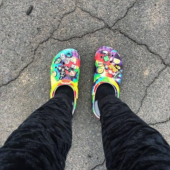 Tie dye cheap crocs mens
