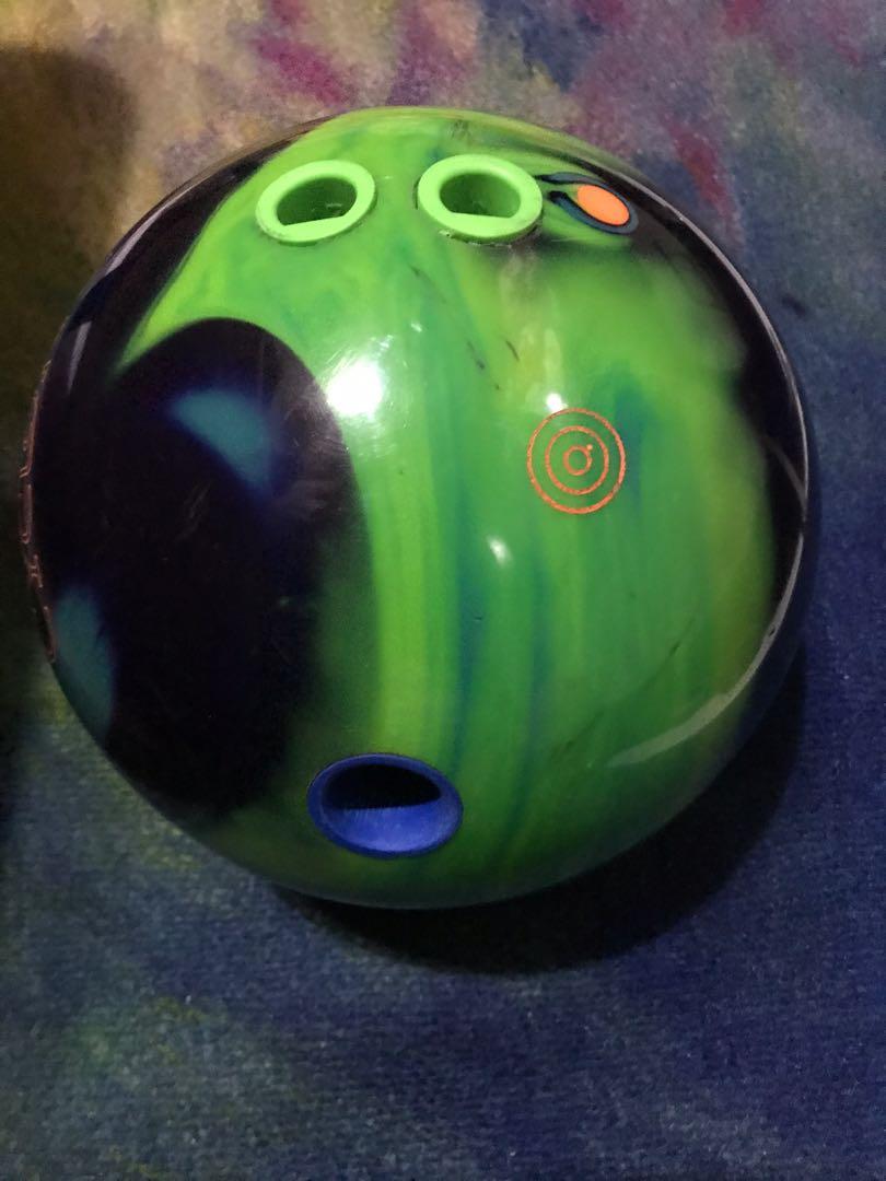 Ebonite Cyclone Bowling Ball RH 13.7lbs, Sports Equipment, Sports