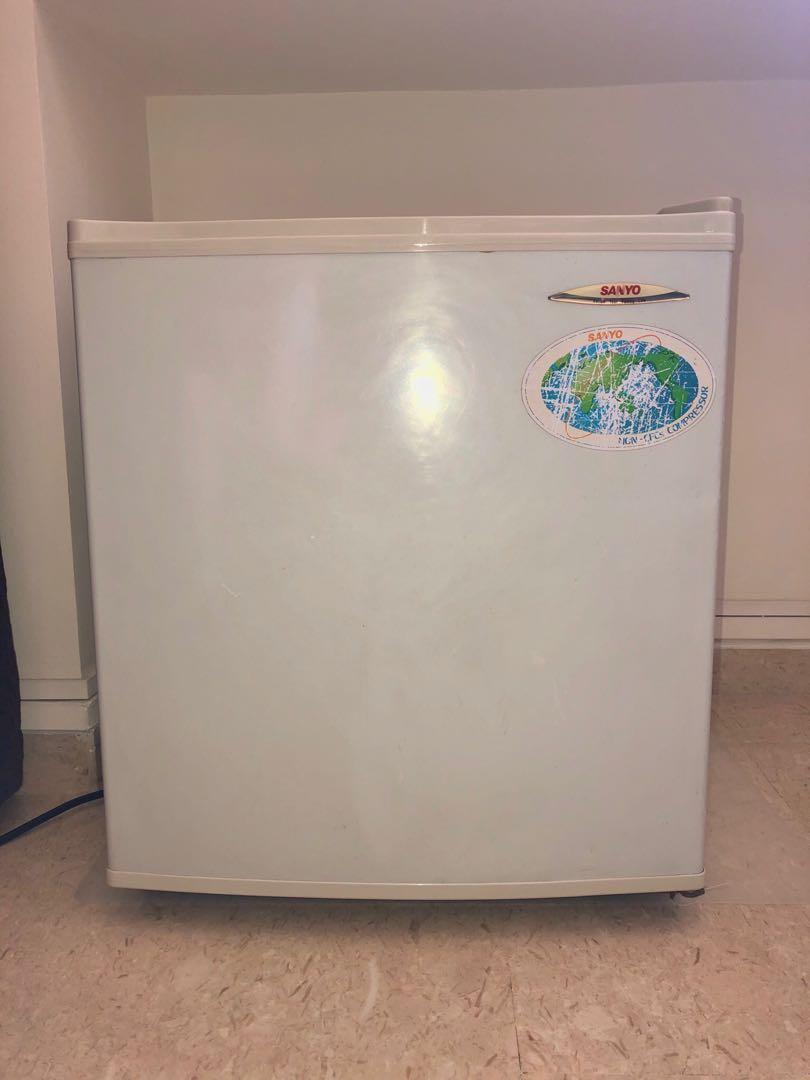 SANYO mini fridge, TV & Home Appliances, Kitchen Appliances