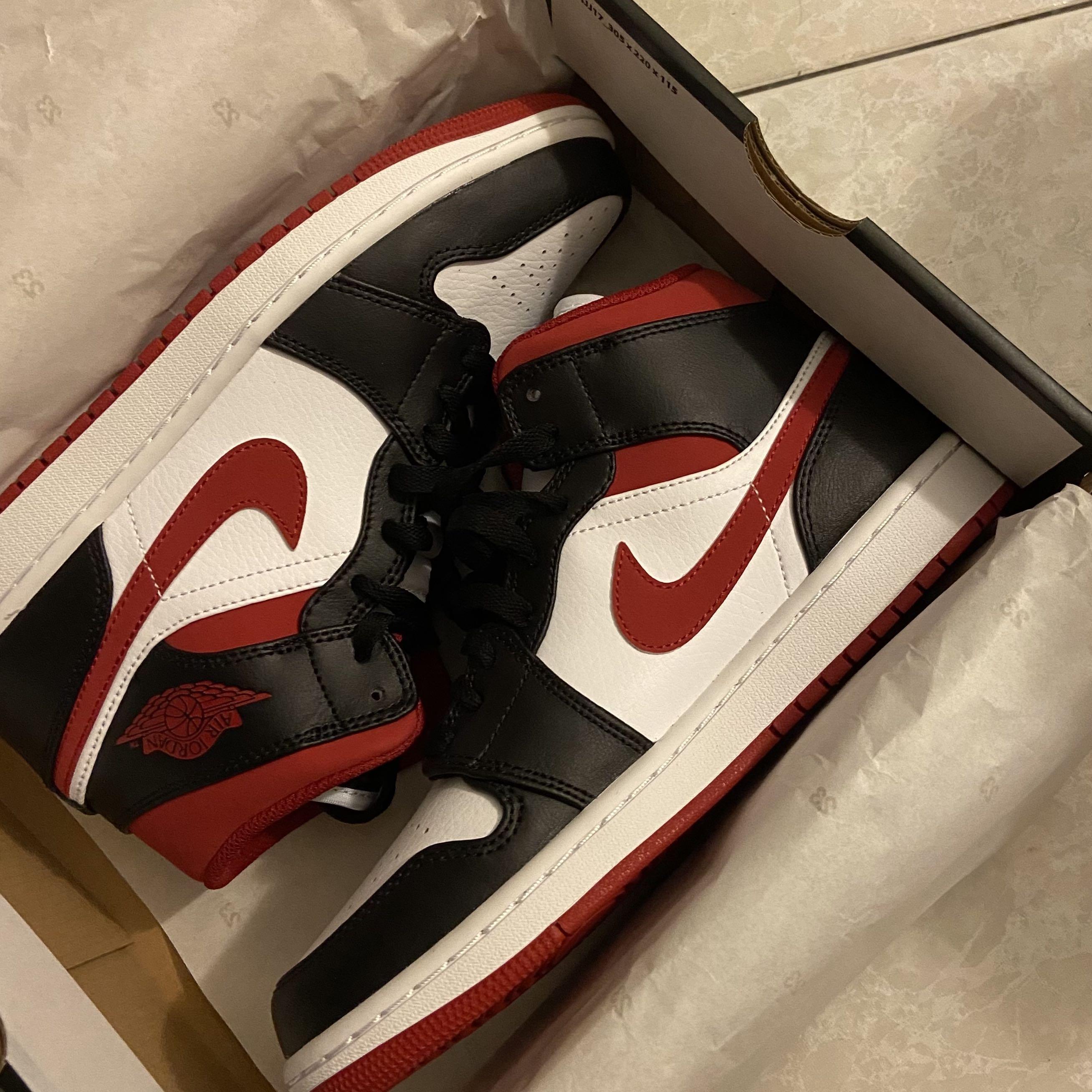 jordan 1 mid gym red outfit