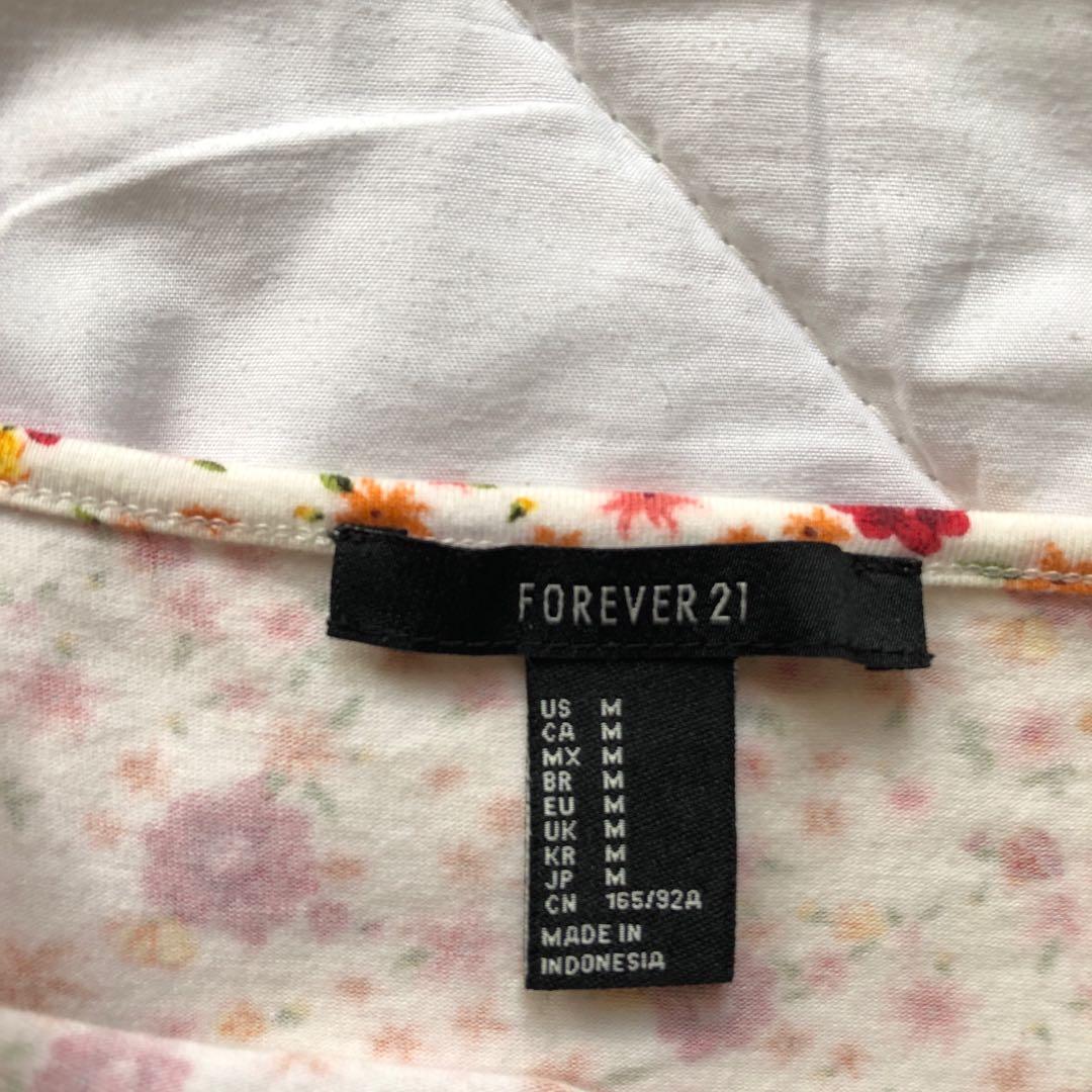 REPRICED Forever 21 Floral Top (Category: Sleeveless) located in Taguig. Submitted by shop_lab (Listing ID 1080458610, Image 3). Description: condition: 10/10 Payment thru Gcash ONLY Shipping thru GrabExpress, Lalamove, Shopee Checkout or any of your preferred courier 🤩.