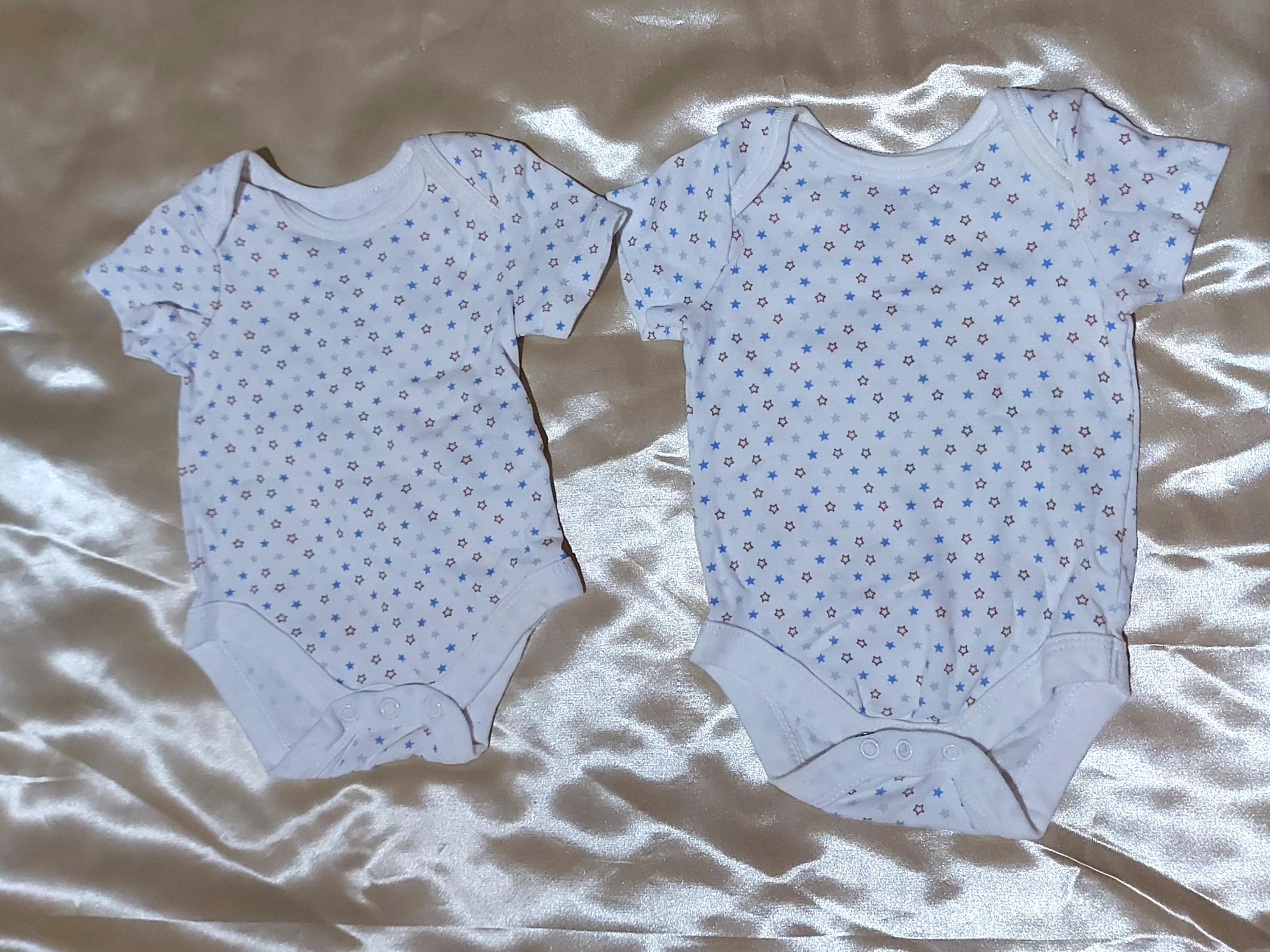 Onesies set of 2 (Category: Babies & Kids Fashion) located in Paranaque City. Submitted by closetraidph (Listing ID 1080470864, Image 1). Description: set of two worn twice great for twins Newborn size cotton unisex.
