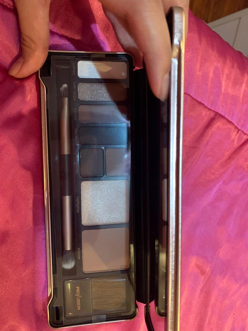 Profusion Face Pro Make-up case NIGHT (Category: Makeup) located in Manila. Submitted by trixcatly (Listing ID 1080501263, Image 3). Description: .