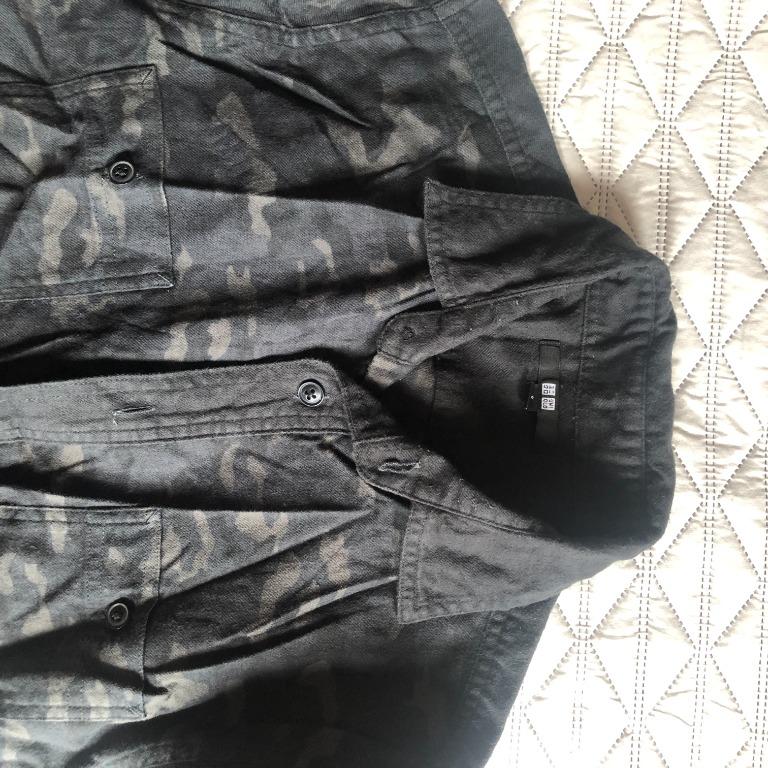 Uniqlo Camouflage Longsleeves (Category: Formal Shirts) located in Cainta. Submitted by goodsaf (Listing ID 1080516128, Image 3). Description: Uniqlo Small 19" width 26.5" length Very Good Condition P500.