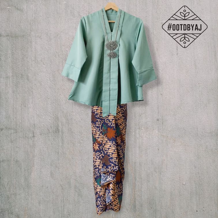 Batik Kebaya Set In Mint Green Women S Fashion Muslimah Fashion Baju Kurung Sets On Carousell