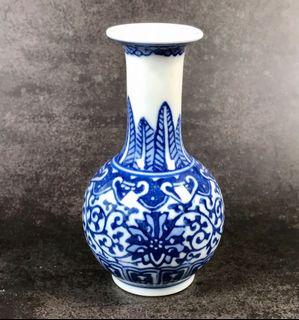 Chinese blue & white miniature porcelain vase 10.5 cm