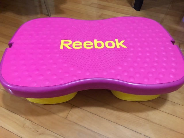 Begyndelsen På hovedet af I mængde Reebok easytone step 氣墊踏板, 運動產品, 運動與健身, 運動與健身- 有氧健身器材- Carousell