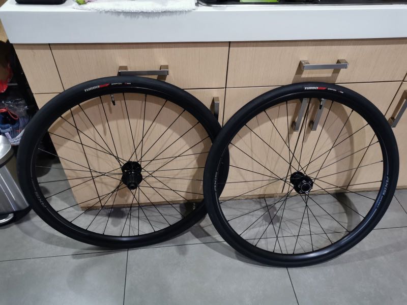 SPECIALIZED AXIS SPORT 700C DISC CLINCHER WHEELSET, Sports Equipment