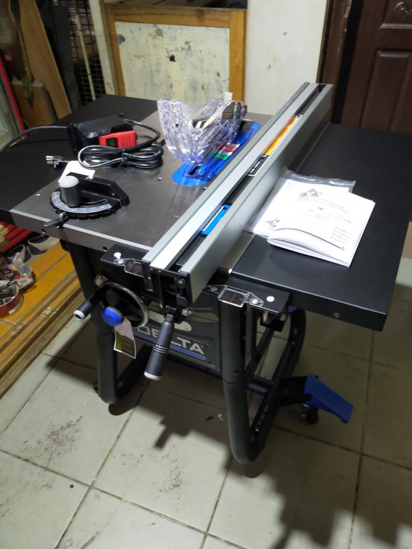 Delta 365000 t2 10 inch contractor table saw, Furniture & Home Living