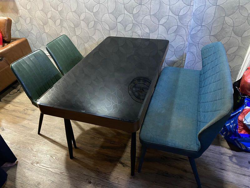 Dining table (Category: Tables & Sets) located in Singapore. Submitted by teamhi (Listing ID 1086861284, Image 2). Description: Selling this off full set with additional 2 dining chairs. Negotiable for fast deal..