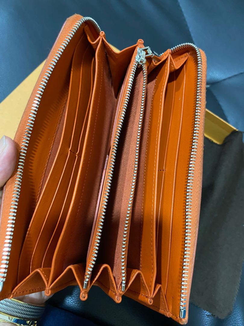 Tods Original Wallet sell or swap (Category: Luxury Bags & Wallets) located in Taguig. Submitted by ayieabolencia (Listing ID 1086871331, Image 2). Description: Preloved Bought in ATC Alabang last January 2021 Used for 2 months Rfs: bought a new one Slightly negotiable.