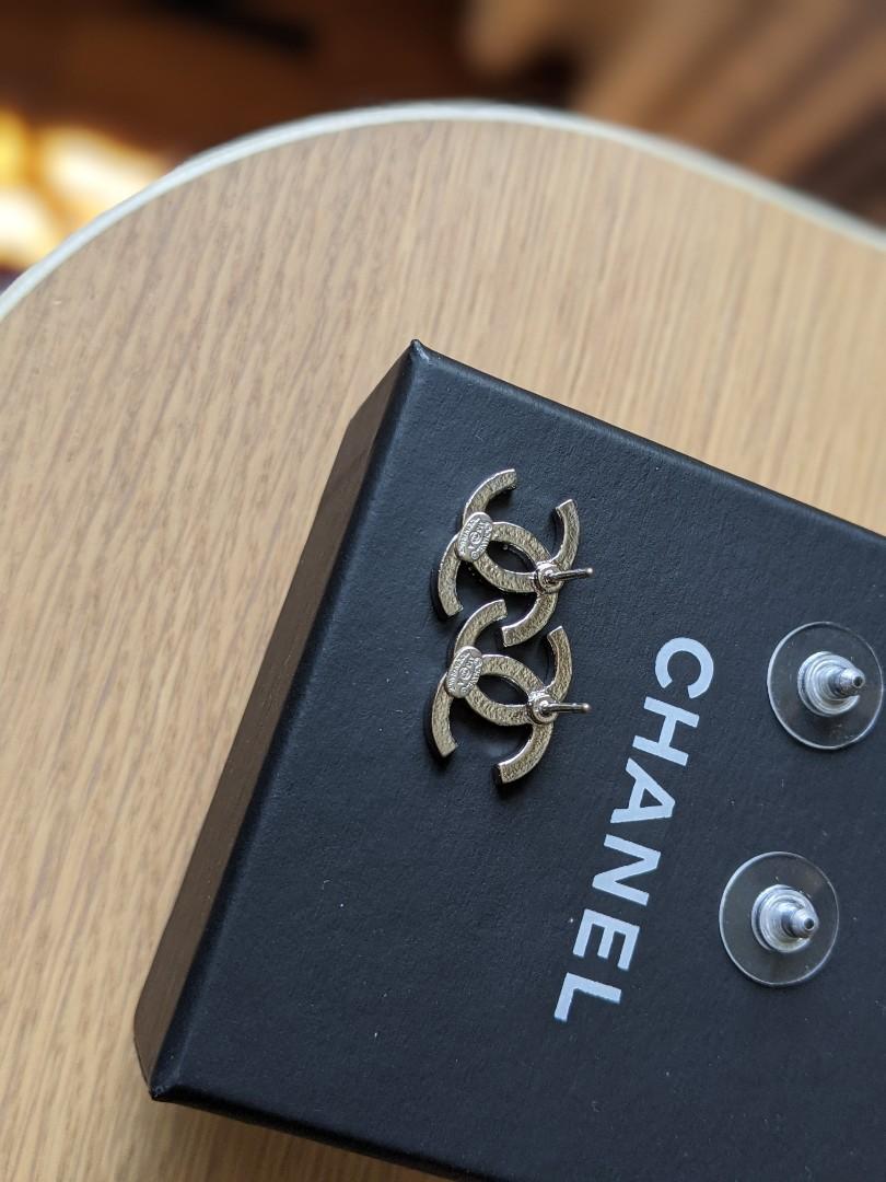 Chanel CC classic moscova silver earrings, Women's Fashion, Jewelry &  Organisers, Earrings on Carousell
