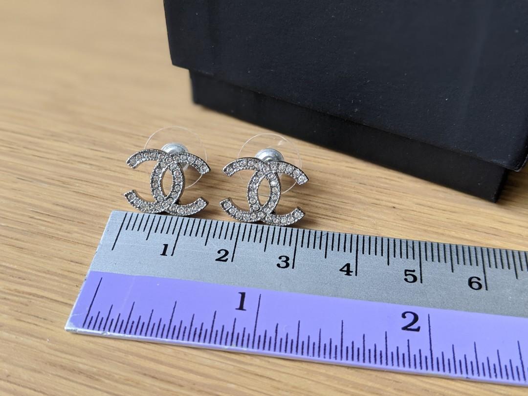 Chanel CC classic moscova silver earrings, Women's Fashion, Jewelry &  Organisers, Earrings on Carousell