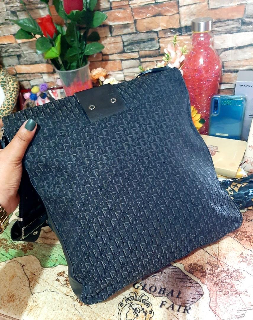 DIOR MENS SLING BAG W/ CODE /LAMPO (Category: Luxury Bags & Wallets) located in Cebu City. Submitted by lovegreend. (Listing ID 1087064923, Image 3). Description: Preloved: DIOR MENS SLING BAG 🤩 Size: MEDIUM Color: BLACK Remarks:Pls click the pictures for full images, 😍🤩 pls see pics❤💚🤩 ●LAMPO ZIP ●CODED ●NO FLAWS Condition:VERY GOOD INGAT PO SA MGA MANLOLOKO NA NAG GRAGRAB NG PICTURES.. FOR PAYMENT WE USE ONLY ONE NUMBER AND ONE NAME CHRIST