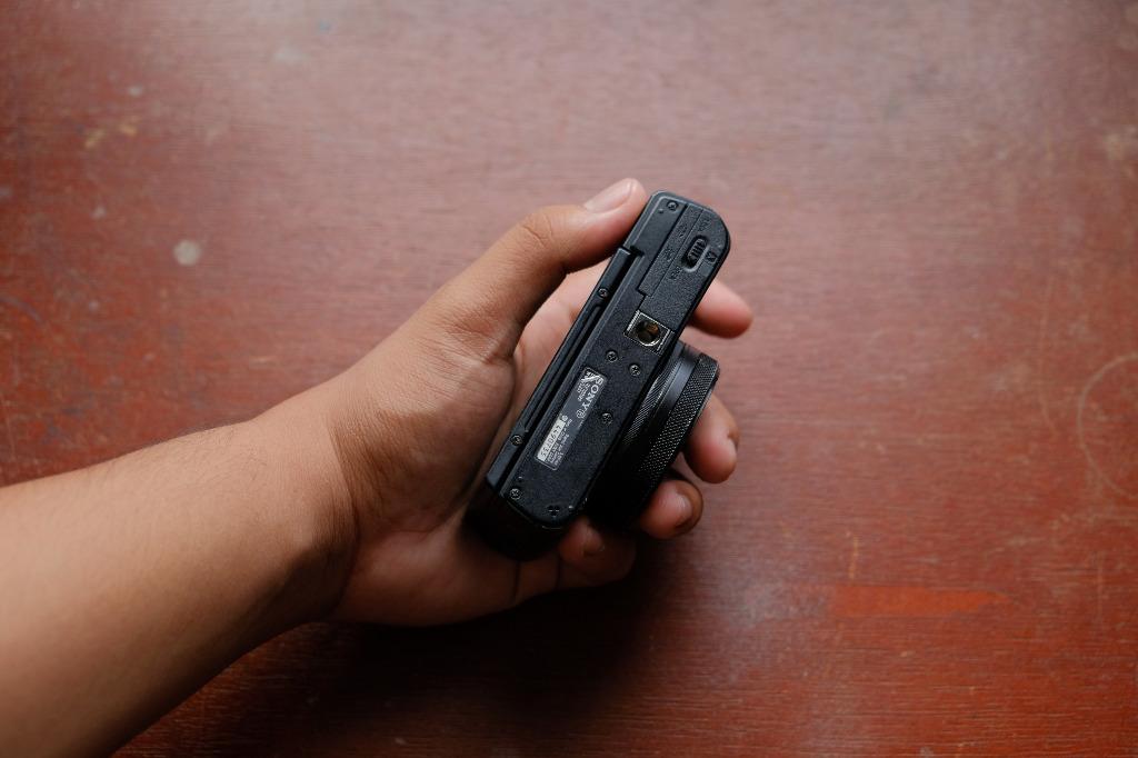 Sony RX Mark V 4K Video (Category: Cameras) located in Makati City. Submitted by trivinoanton (Listing ID 1086951703, Image 2). Description: (Sony RX Mark V - 20,000) - Camera only, no box, no charger - Comes with Ulzani mini tripod - Minor Scratches, does not affect image quality and performance - 10/10 performance - Shoots 4k - With articulating screen (perfect for vlogging) .