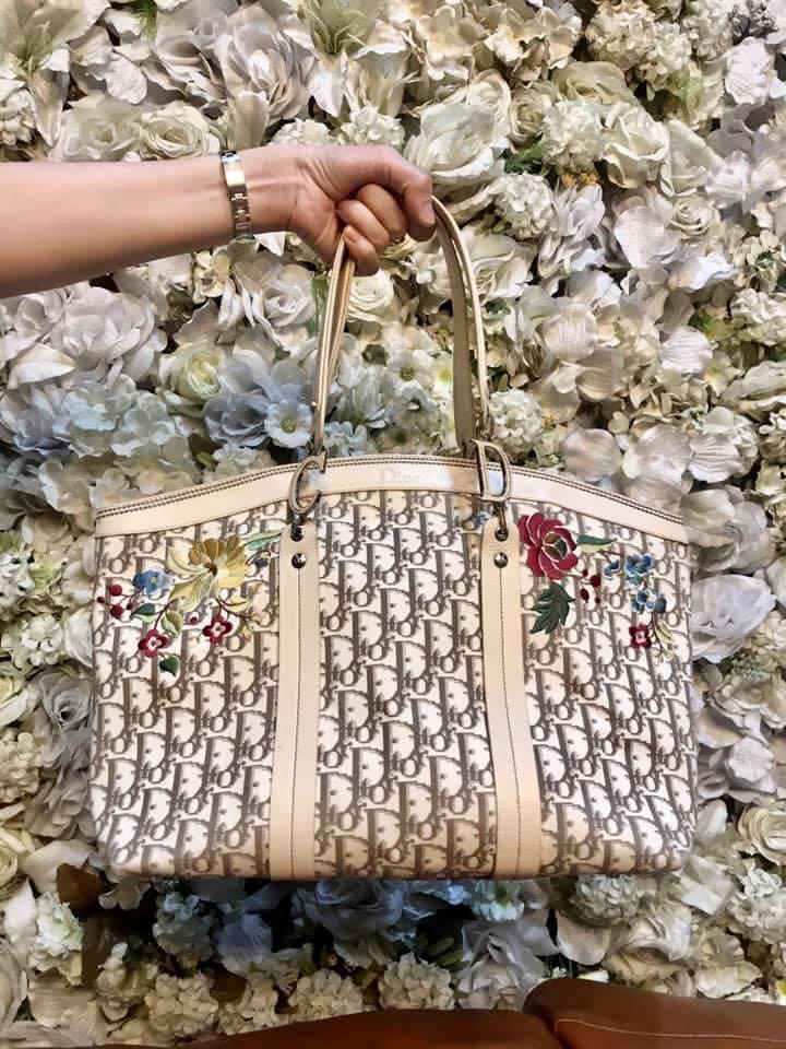 AVAILABLE Authentic DIOR Tote Bag (Category: Luxury Bags & Wallets) located in Manila. Submitted by verashops (Listing ID 1087233725, Image 2). Description: Authentic CHRISTIAN DIOR Tote for SALE Diorissimo Canvas Tote with Leather Trim & Handles (with Embroidered Flowers on one side) perfect for spring / summer and plain on the other side Exterior is Rank AB Exterior: Normal signs of usage, super light dot marks, barely noticeable Interior is Ra