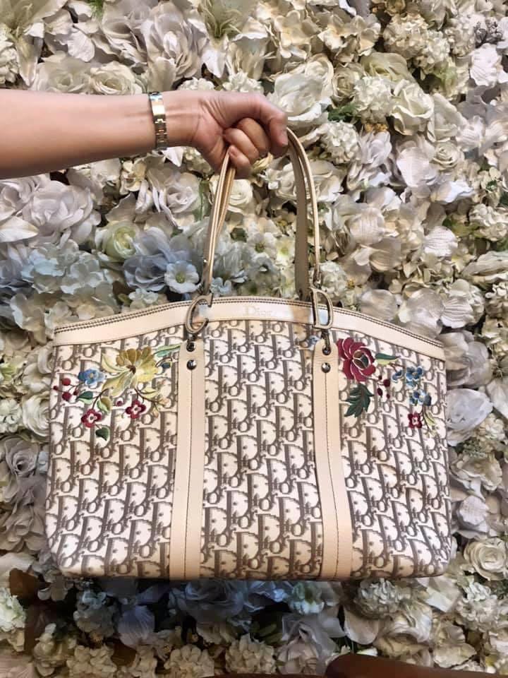 AVAILABLE Authentic DIOR Tote Bag (Category: Luxury Bags & Wallets) located in Manila. Submitted by verashops (Listing ID 1087233725, Image 3). Description: Authentic CHRISTIAN DIOR Tote for SALE Diorissimo Canvas Tote with Leather Trim & Handles (with Embroidered Flowers on one side) perfect for spring / summer and plain on the other side Exterior is Rank AB Exterior: Normal signs of usage, super light dot marks, barely noticeable Interior is Ra