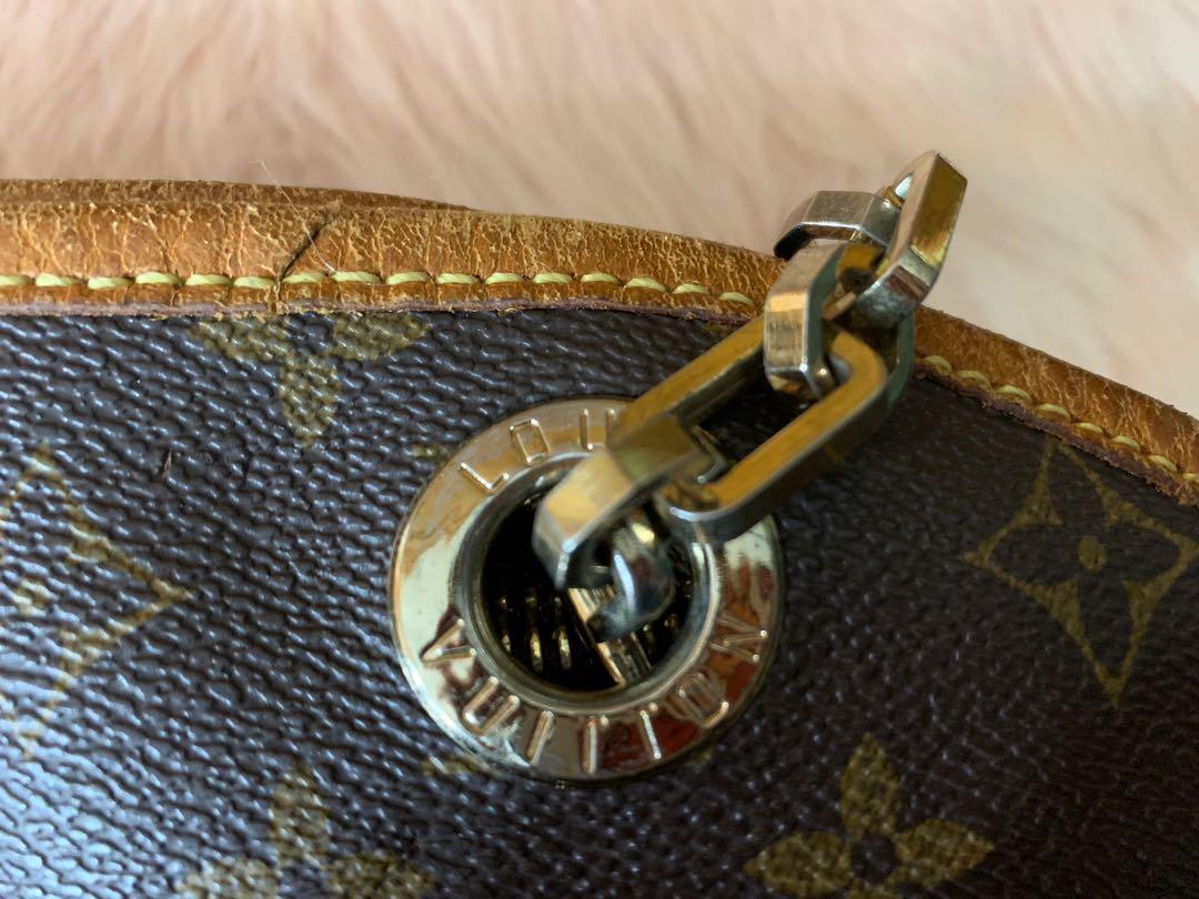 LV Bag (Category: Luxury Bags & Wallets) located in Davao. Submitted by dannso23 (Listing ID 1087227817, Image 3). Description: LV Bag Some scratches and peels Not guaranteed authentic Sourced from ukay! .