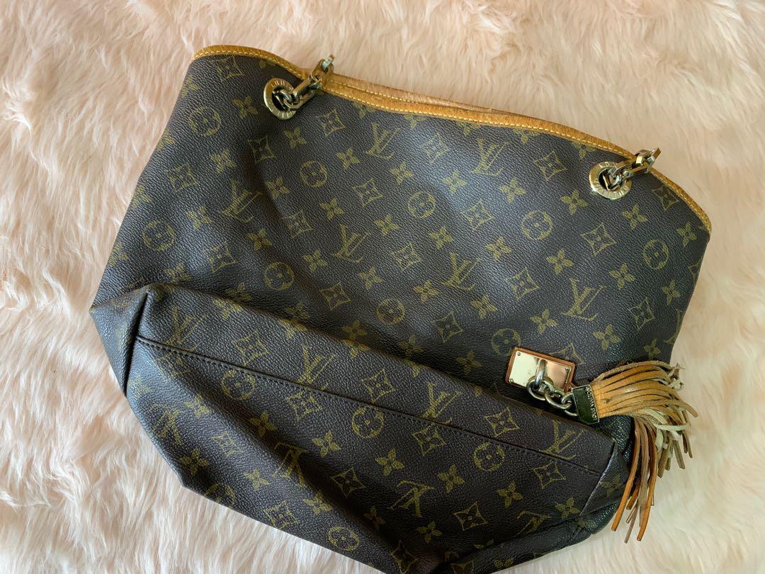 LV Bag (Category: Luxury Bags & Wallets) located in Davao. Submitted by dannso23 (Listing ID 1087227817, Image 2). Description: LV Bag Some scratches and peels Not guaranteed authentic Sourced from ukay! .