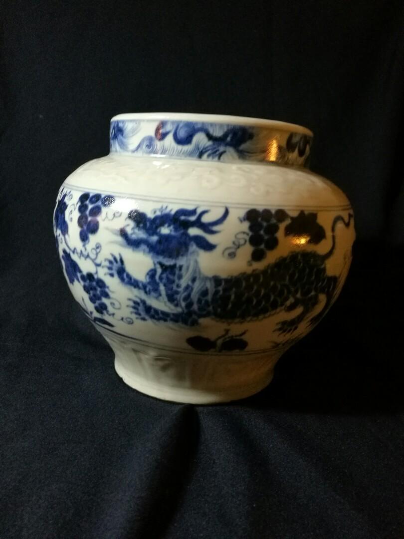Ming dynasty BW jar with Auspicious animals Kilin., Hobbies & Toys,  Memorabilia & Collectibles, Vintage Collectibles on Carousell