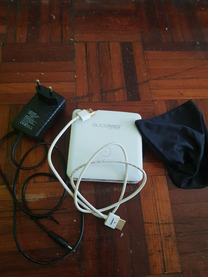 Mini projector- slicepad (Category: Media Streamers & Hubs) located in Kuala Lumpur. Submitted by faridn284 (Listing ID 1087129351, Image 2). Description: jenama slicepad jarang guna kena direct dgn power batteri dah kong..