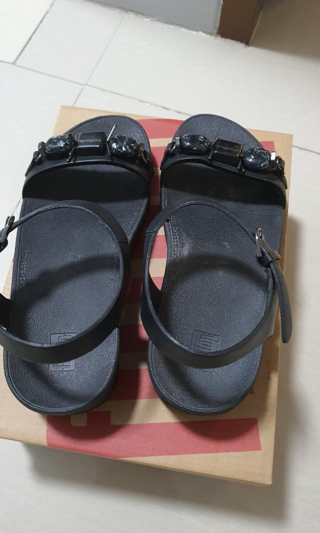 Original Fitflop (Category: Sandals) located in Quezon City. Submitted by fetchu (Listing ID 1087129360, Image 2). Description: Slightly used, good condition. Original price po is 5,490.