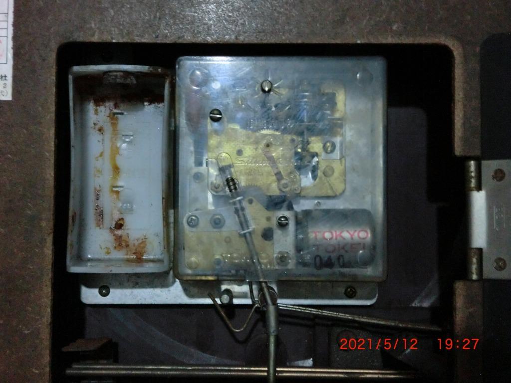 Vintage Silicon Clock (not working) for display only (Category: Clocks) located in Carmona. Submitted by rpute (Listing ID 1087208617, Image 2). Description: used to work but the spring where na battery is placed is damaged...need to changed spring for the negative polarity of the battery....