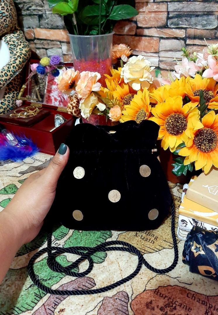 JANE SHILTON W QUEEN ELIZABETH COIN SLING BAG Women s Fashion Bags Wallets Shoulder Bags on Carousell