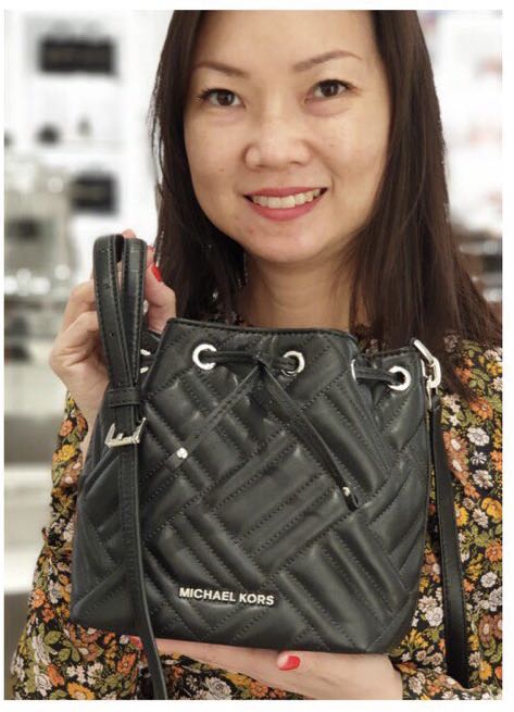 Michael Kors Black bucket Handbag, Women's Fashion, Bags & Wallets, Tote  Bags on Carousell