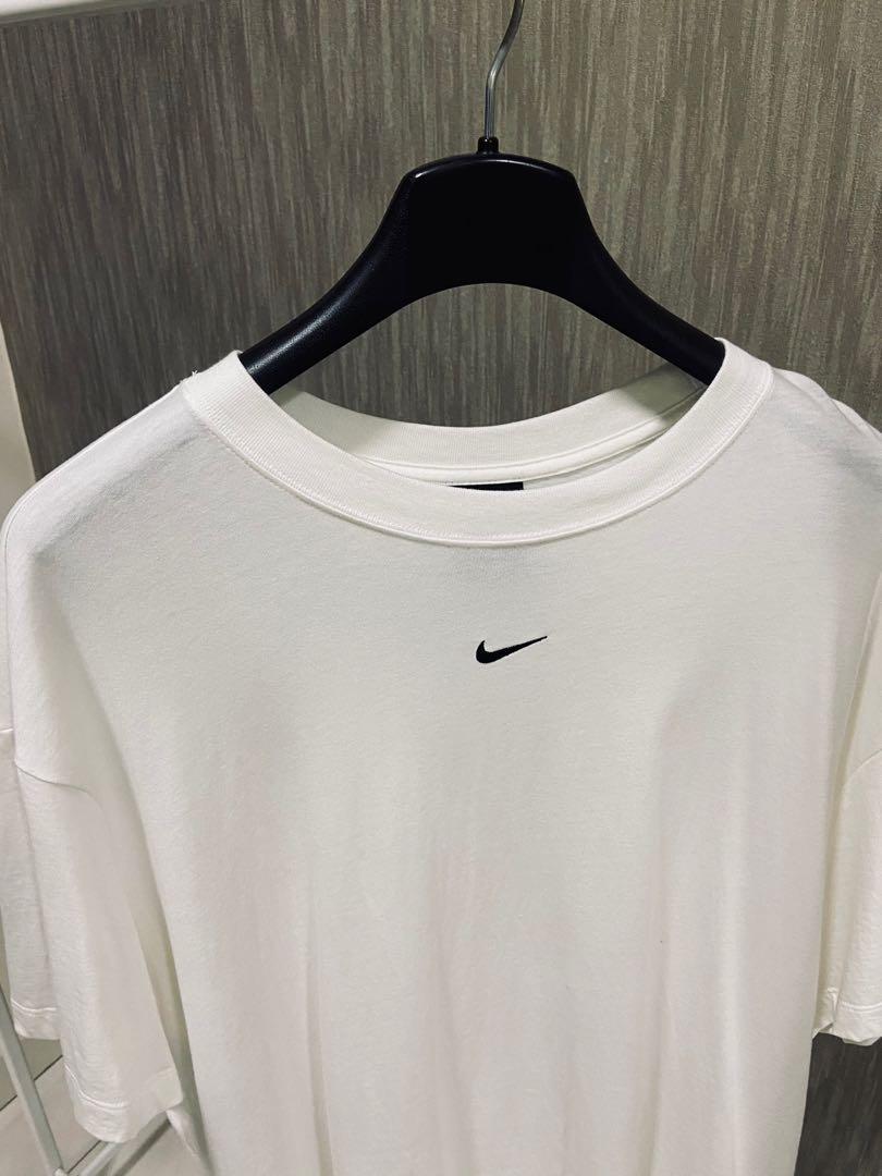 Nike shirt swoosh in middle discount