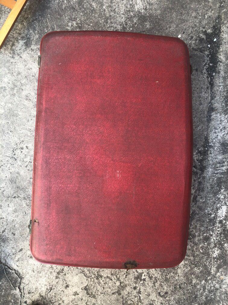 vintage maleta 1960 (Category: Luggage) located in Manila. Submitted by earlybrd (Listing ID 1087289606, Image 1). Description: vintge wood n venile accent props.