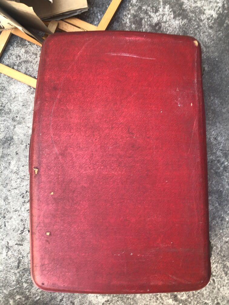 vintage maleta 1960 (Category: Luggage) located in Manila. Submitted by earlybrd (Listing ID 1087289606, Image 3). Description: vintge wood n venile accent props.