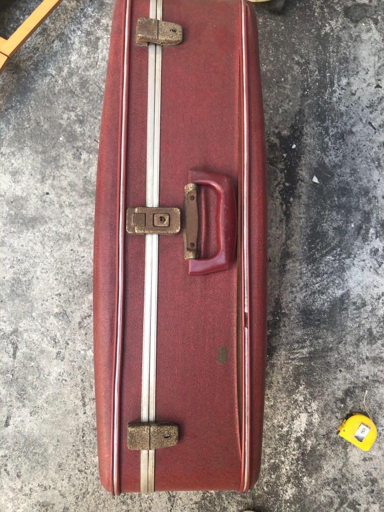 vintage maleta 1960 (Category: Luggage) located in Manila. Submitted by earlybrd (Listing ID 1087289606, Image 2). Description: vintge wood n venile accent props.