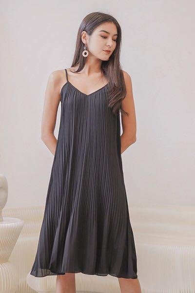 AVELINE Pleated Midi Dress, Women's Fashion, Dresses & Sets, Dresses on ...