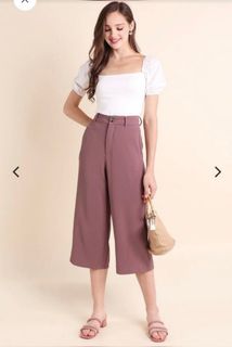 (Category: ) located in . Submitted by clearmywardrobe17 (Listing ID 1087552043, Image 1). Description: .