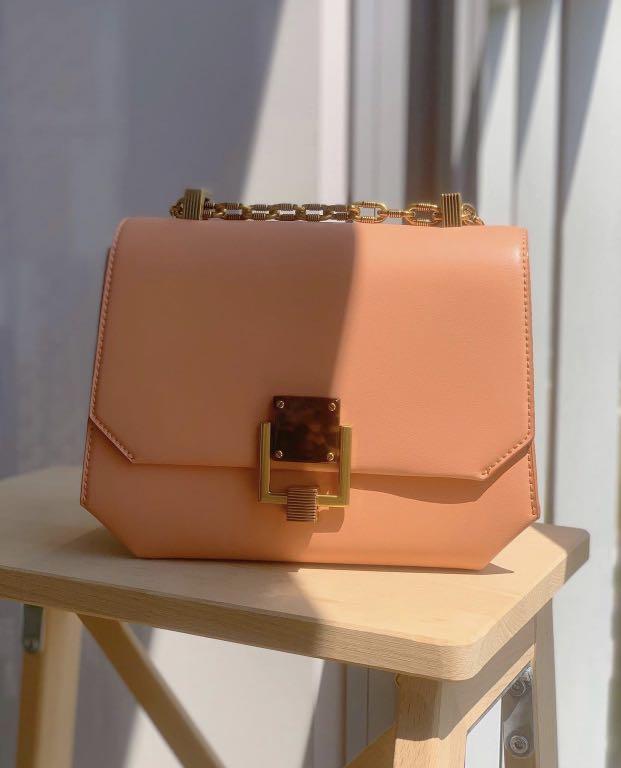 Chain handle geometric crossbody bag top