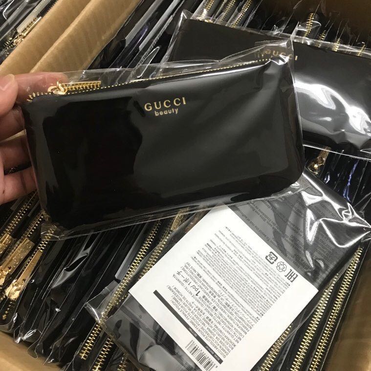 gucci beauty velvet pouch