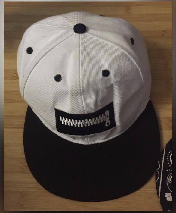 Snapback Cap (Category: Caps & Hats) located in Singapore. Submitted by chickenpieeeee (Listing ID 1087640974, Image 2). Description: .
