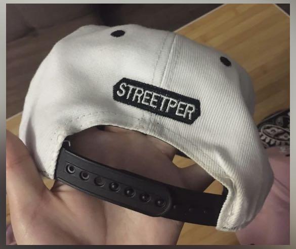 Snapback Cap (Category: Caps & Hats) located in Singapore. Submitted by chickenpieeeee (Listing ID 1087640974, Image 3). Description: .