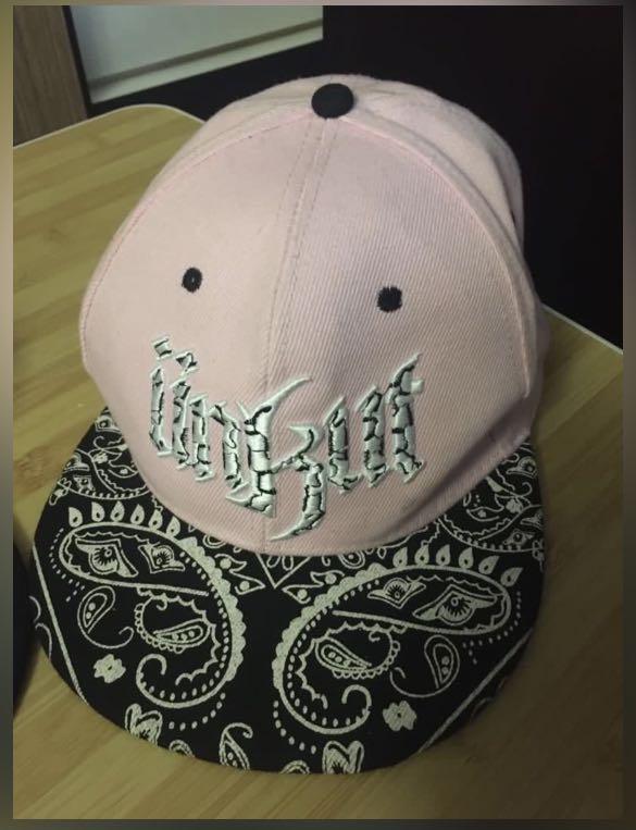Snapback Cap (Category: Caps & Hats) located in Singapore. Submitted by chickenpieeeee (Listing ID 1087640974, Image 4). Description: .