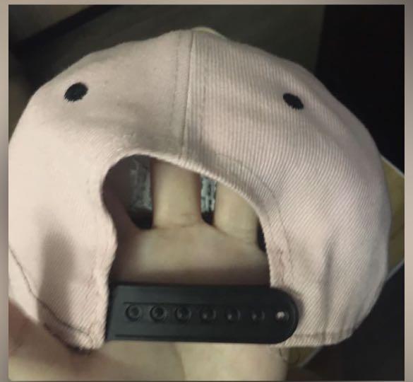 Snapback Cap (Category: Caps & Hats) located in Singapore. Submitted by chickenpieeeee (Listing ID 1087640974, Image 5). Description: .